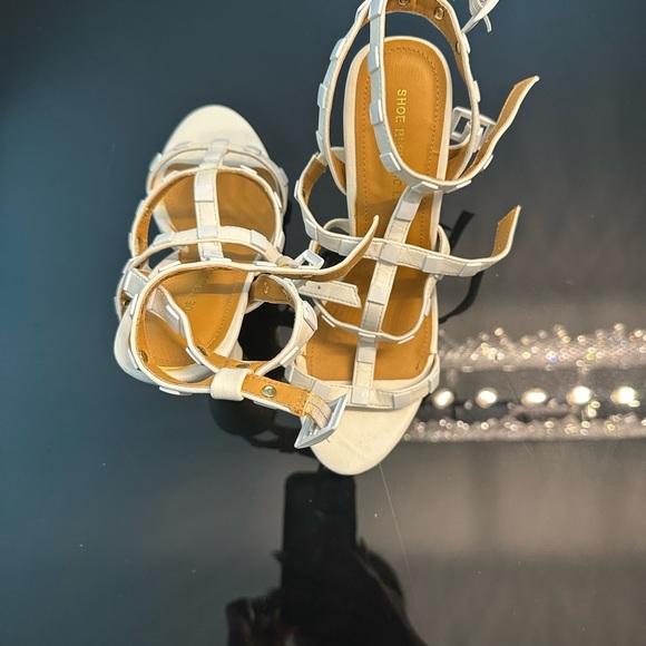Shoe Republic LA White Heels with Intricate Design - Picture 1 of 5
